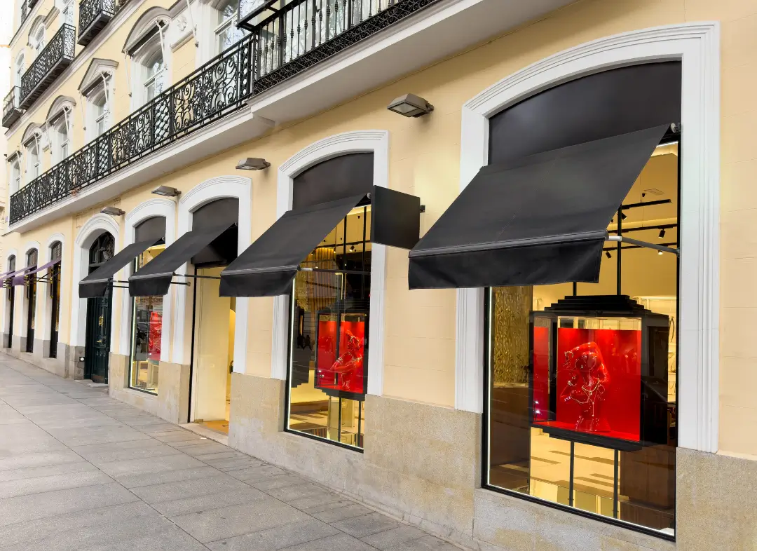 Façade vitrine de magasin en aluminium sur mesure à Essarts en Bocage
